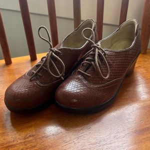 Algeria brown leather lace up sleep resistant kitten heeled shoes